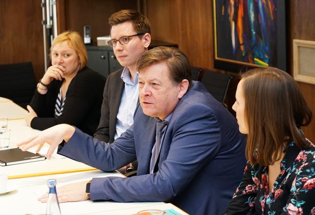 Florian Krampe (Architekt), Jörg Lüken (Geschäftsführer Studierendenwerk) und Johanne Peito-Höltgen (Leiterin Unternehmenskommunikation Studierendenwerk)stellten im Rathaus die Pläne vor. Foto: Kappi