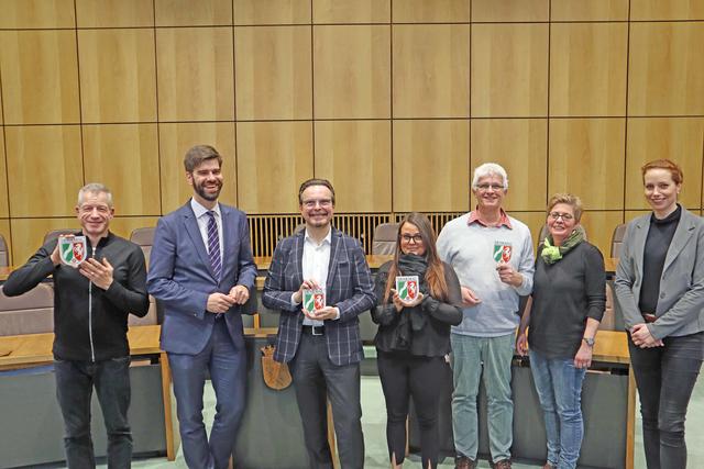 Das Foto zeigt einige Vertreterinnen und Vertreter bzw. Eigentümer der neuen Denkmäler mit dem Dezernenten Ralf Güldenzopf (2. v. li.) und Petra Pospiech (re.) von der Unteren Denkmalbehörde im Ratssaal des Rathauses.
Foto: Stadt Oberhausen