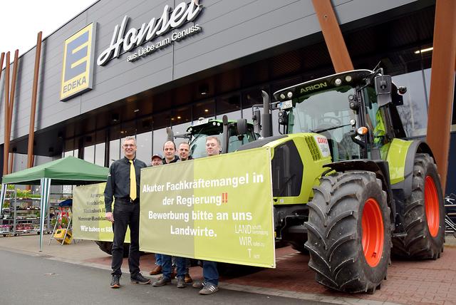 Ralf Honsel (Mitte) zieht mit den heimischen Landwirten an einem Strang. Hendrik Westhoff, Christian Kleverbeck, Christoph Kiekenbeck und Johannes Klümper nutzten die Möglichkeit und informierten die Verbraucher vor dem Edeka-Markt.