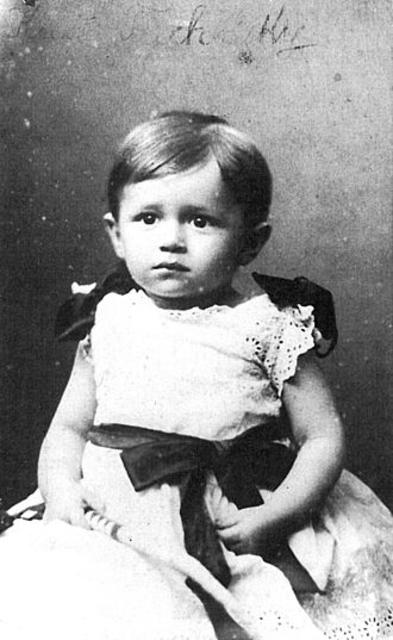 Kurt Tucholsky im zarten Alter von einem Jahr (1890). Die Oma mütterlicher- und väterlicherseits hieß Rosalie.