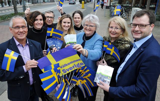 Sie stellten die zahlreichen Angebote zum Schweden-Jahr vor (v.l.): Bürgermeister Frank Schneider, Hella-Sabrina Lange (Stadtmuseum), Constantin Marinescu (Stadttheater), Elisabeth Mischur (VHS), Sonja Steinsiek (Musikschule), Martina Seuser (Stadtbibliothek), Doris Wasserrab-Noelte (Wasserburg) und Citymanager Jan Christoph Zimmermann.