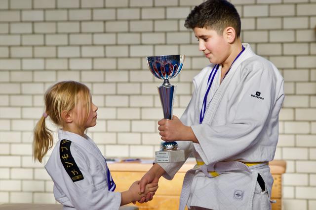 Als Vertreter der Halterner Judo-Kids überreicht Nihad Bagicov den Wanderpokal an die Vertreterin der Holtener Judoka.