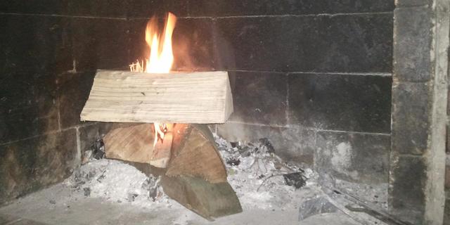 Feuer entfachen – so einfach ist es mit dieser Technik: Ohne Qualmen