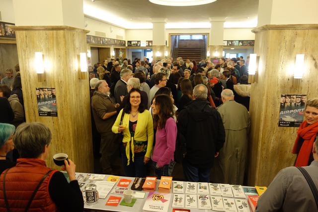 Anlehnen. Stützen! Festhalten! Menschengetümmel im Lichtburg-Foyer beim GrüneNeujahrsempfang.