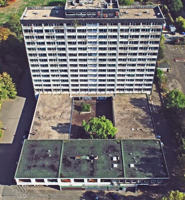 Erst 15 Jahre alt ist der Festgenommene, der verdächtigt wird, am 8. Januar einen einen Kilogramm schweren Stein vom Dach des Hauses Schwechater Straße 38 in Rentfort-Nord geworfen zu haben. Am Boden verfehlte der Stein nur denkbar knapp eine 45-jährige Gladbeckerin mit ihrem 9-jährigen Sohn.
