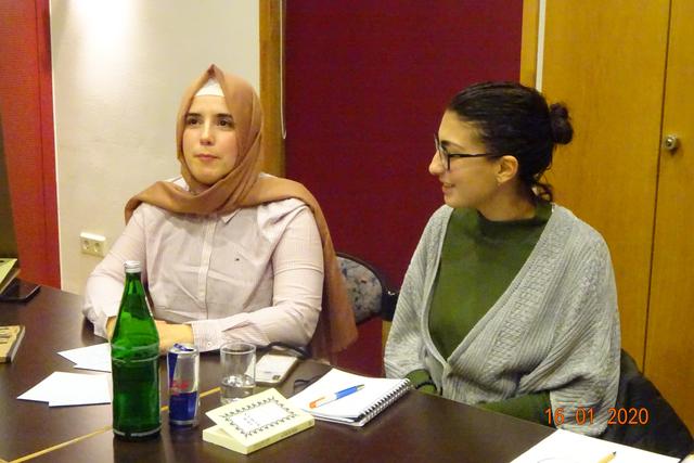Die beiden jungen Muslima Aynur Kaldik und Beyza Akpolat (von links)