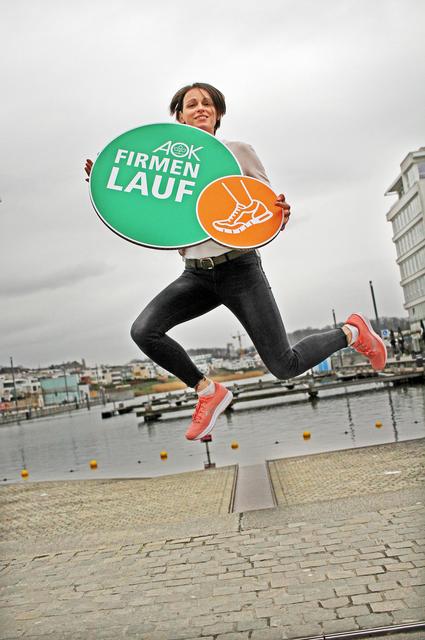 Die Laufbotschafterin des AOK-Laufs beim Luftsprung am Phoenix-See: Die ehemalige Deutsche Meisterin Jana Hartmann (u.a. über 800-Meter) stimmt so schon auf den 12. AOK-Firmenlauf am 4. Juni ein. Ab sofort kann man sich anmelden.