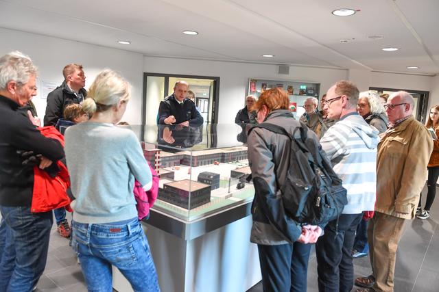 Am Modell der Hauptwache erläutert Thorsten Drewes die einzelnen Bereiche.    Foto: PR-Foto Köhring/AK