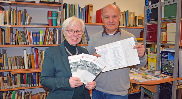 Dr. Jutta Scheidsteger, Vorsitzende des Bergischen Geschichtsvereins/ Abteilung Velbert-Hardenberg, und Velberts Stadtarchivar Christoph Schotten stellten das Jahresprogramm 2020 mit insgesamt 25 Veranstaltungen vor.