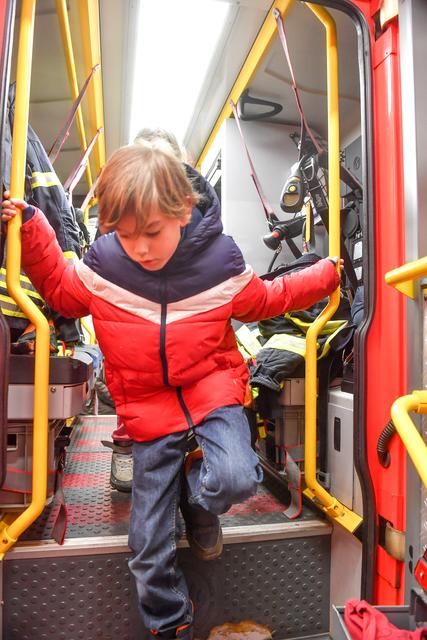 Torben Düllmann (9) ist durch die Besichtigung kein Deut von seinem Wunsch, Feuerwehrmann zu werden, abgerückt.    Foto: PR-Foto Köhring/AK