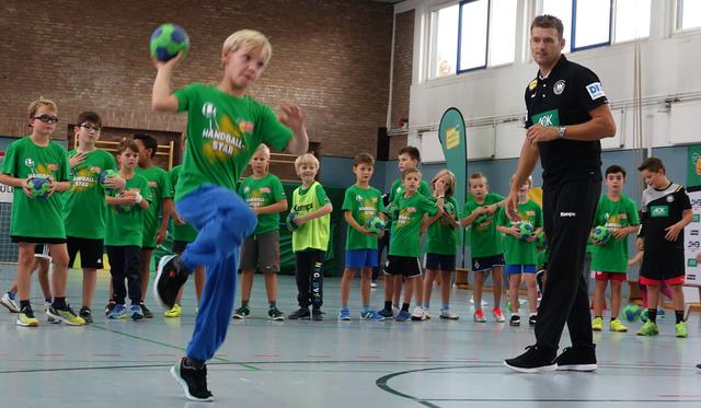 Lernen von den Profis: Beim AOK Star-Training zeigen die Handball-Stars den Schülerinnen und Schülern verschiedene Bewegungen.