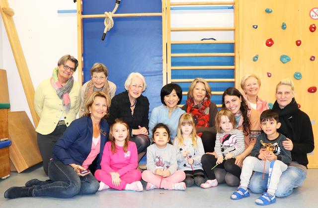 Die Damen vom Inner Wheel Club Essen-Mitte besuchten eine logo-motopädische "Anschauungsstunde" im Kinderhaus "SimSalaGrim" und waren begeistert: (v.l.) Christiane Kröger, Bärbel Schlömer-Kaerger, Mary Passarge, Ute Dossmann, Club-Präsidentin Dr. Yanqian von der Lippe, Heidi Rudhart und Machteld Rijcken. Kinderhaus-Leiterin Rosa Hermann, die logo-motopädische Fachkraft Esther Schärer (vorne rechts) und die Kinder freut's. Foto: Gohl/VKJ