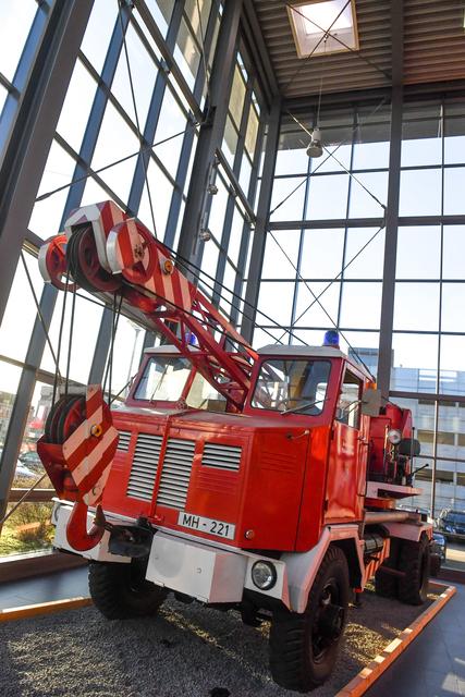 Ein erster Hingucker bei der Besichtigung war der historische Kranwagen aus dem Jahr 1956. Foto: PR-Foto Köhring/AK