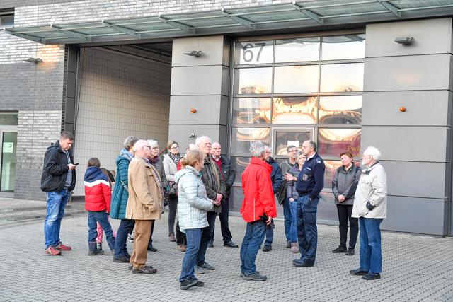 Fragestunde im Freien.    Foto: PR-Foto Köhring/AK