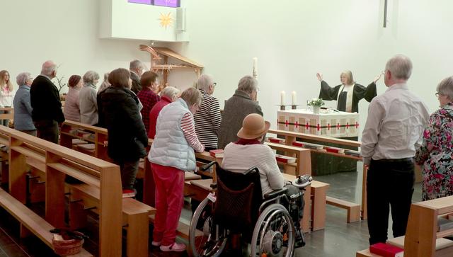 Die Gemeinde St. Barbara ist eine kleine; die rund 15 Besucher hat Pfarrerin Martina Heubach deshalb auch einzeln persönlich begrüßt