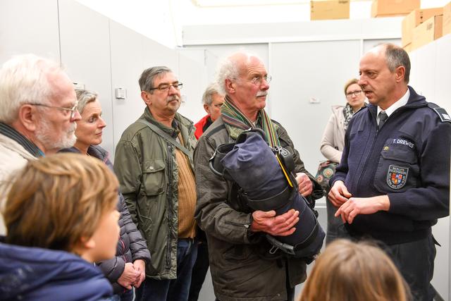 Das Atemschutzgeräte, das Wolfgang Pick in der Hand hält, kommt ost zum Einsatz.     Foto: PR-Foto Köhring/AK
