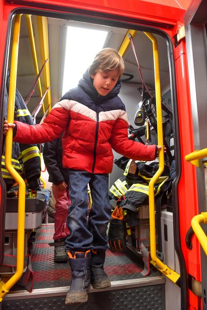 Torben (9) hat gerade einen Blick in das Innere eines Einsatzfahrzeuges geworfen.    Foto: PR-Foto Köhring/AK