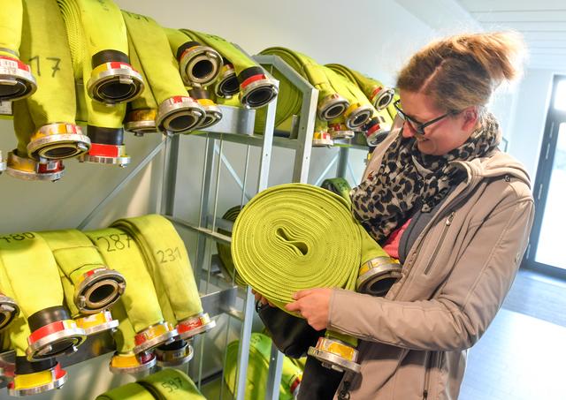 "Die haben ja ein ganz schönes Gewicht", staunt Nicole Müllenbruck.    Foto: PR-Foto/AK