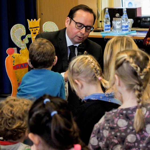 Oberbürgermeister Thomas Kufen blätterte mit den Kindern durch die Geschichtenvielfalt.