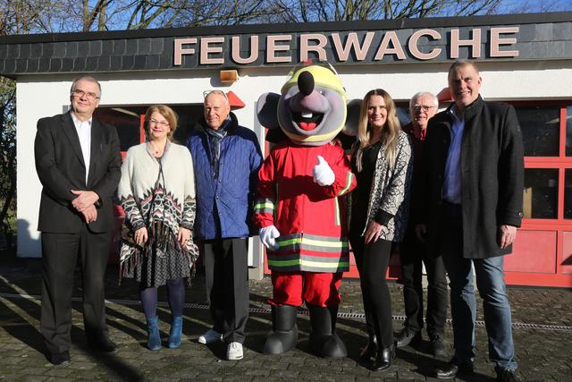 Präsentierten zusammen mit Ralf Schulte (2.v.l.) und Floriansdorf-Leiterin Melanie Thimm (3.v.r.) das Maskottchen "Flori" in Lebensgröße: die Sponsorenvertreter Dietmar Pieper (li.) und Silke Weidenheimer (2.v.l., beide Märkische Bank), Wilfried Haas (3.v.l., McDonald's) und Olaf Pestl (re., IGW). Foto: Schulte