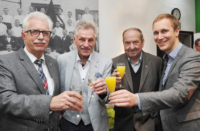 Thomas Hendele, Karl-Heinz Göbel, Karl-Heinz Bruser und Daniel Zimmermann (von links nach rechts an) stoßen auf ein erfolgreiches Sportjahr an.
Foto: Michael de Clerque