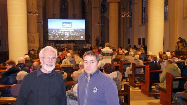 Filmemacher Uwe Koslowski (r.) und Hans-Joachim Hirschfeld (Filmklub Dortmund) freuten sich über den großen Zuspruch beim Kino in der Kirche.