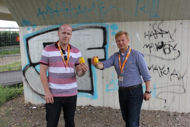 Die Graffiti-Schmiererein in Kupferdreh werden zu einem immer größeren Ärgernis! Bereits zweimal wurde - auf Vorschlag der Bürger im Stadtteil - dafür die `Gelbe Zitrone des Monats` für Ärgernisse im Stadtteil seitens der CDU K/B vergeben. Leider bis heute ohne eine spürbare Verbesserung der Situation.
