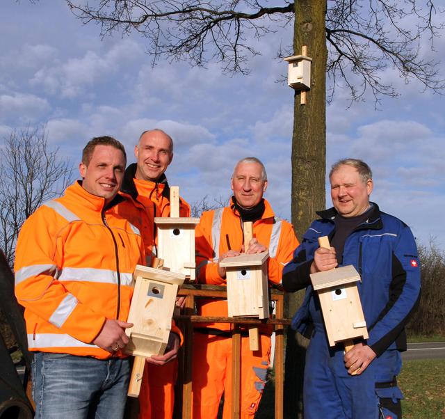 Mark Preuten, Josef Haddick, Frank Kurat und Josef Löbbert (v.l.) hoffen, dass die Nistkästen gut angenommen werden.