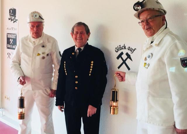 Ernst- Peter Bechtloff (links auf den Bild) und Willi Weiß (rechts zu sehen) vom Freundeskreis Nordstern werden Reinhold Adam weiter zur Seite stehen.
