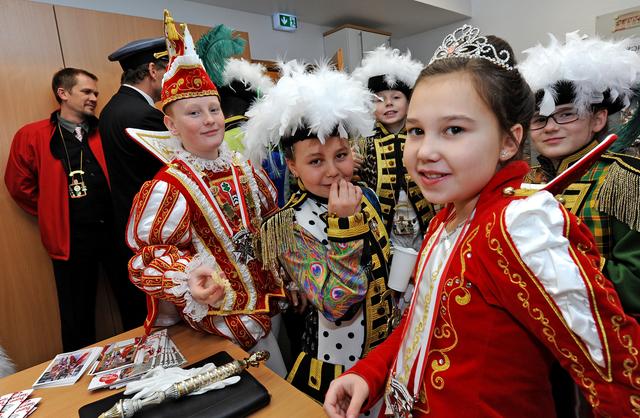 Das Velberter Kinderprinzenpaar Fynn I. und Lili-Minou I. wurde beim Besuch beim Stadtanzeiger Niederberg vom Hofstaat begleitet. Auch das Stadtprinzenpaar und weitere Narren waren dabei.