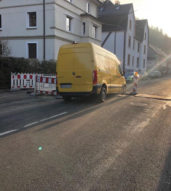 Auf der Grüner Talstraße in Iserlohn erlebte der Fahrer dieses gelben Lieferwagens am Freitagmorgen eine böse Überraschung.