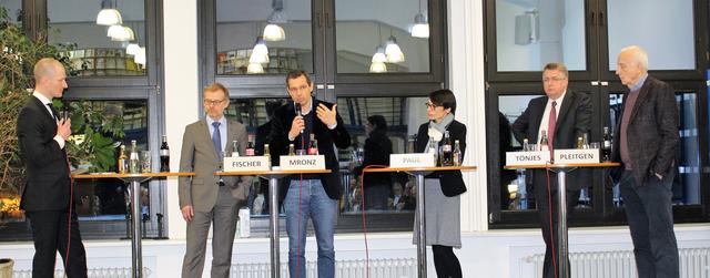 Über die Sportpolitik im Revier diskutieren angeregt (vrnl) Fritz Pleitgen (ehem. WDR-Intendant), Bernd Tönjes (RAG-Stiftung), Josefine Paul (Bündnis 90/Die Grünen), Michael Mronz (Rhein Ruhr City 2032-Initiator), Christoph Fischer (Allgemeiner Hochschulsportverband) sowie der Moderator Bastian Rudde (DLF/WDR).