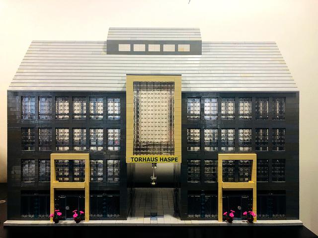 Das Torhaus in Haspe hat Hans-Werner Urbanski detailgetreu aus Legosteinen nachgebaut.