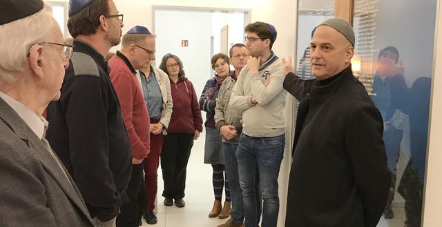 Matthias Hauke (r.) hat als Künstler maßgeblich das neue Aussehen der Synagoge geplant und umgesetzt. Er führte die Gruppe durch das Gebäude und leitete den Blick auf die baulichen Besonderheiten.