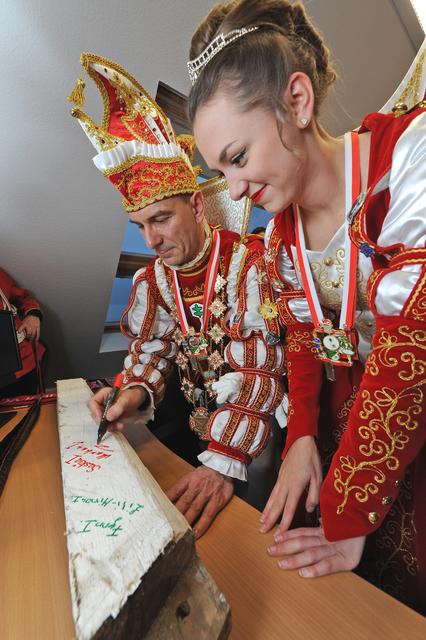 Der Besuch in der Redaktion des Stadtanzeigers Niederberg hat ebenso Tradition, wie das Unterschreiben auch einem Balken: Markus I. und Saskia I. griffen also gerne zu den Stiften.