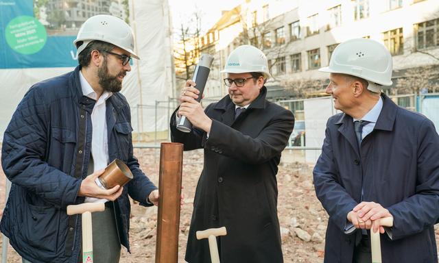 Oberbürgermeister Thomas Kufen legte bei der Bestückung der Kupferrolle selbst mit Hand an.