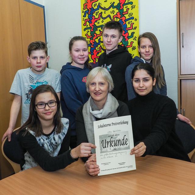 Gelobt sei diese Schule - Schüler werden öffentlich gelobt!
Vorne v. l.: Anna Sänger (Kl. 6a) Schulleiterin Rita Williams, Suseen Mustafa (Kl. 9d); hinten v. l. Florian Pfeffer (Kl. 5c), Nina Nellissen (Kl. 8a), Jan Niklas Fischer (Kl. 10b), Sar Hansen (Kl. 9c).