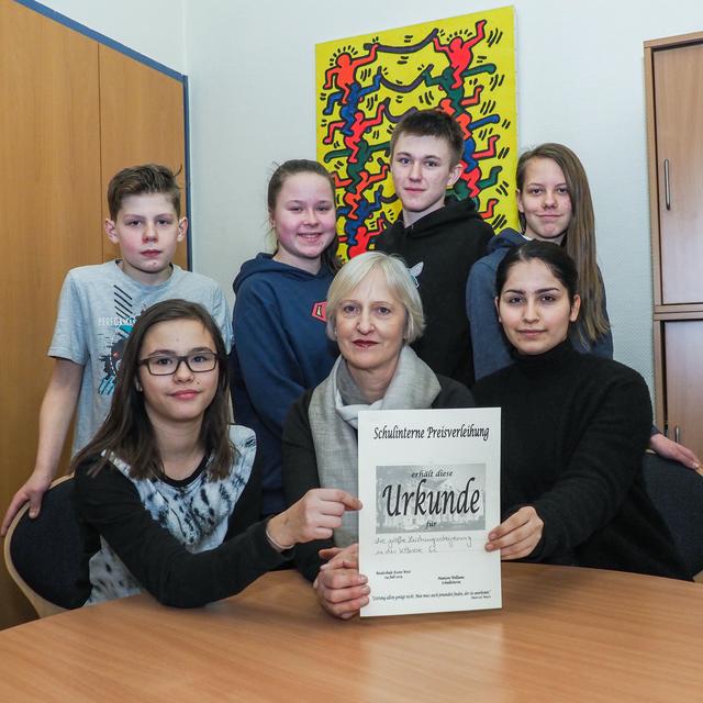 Gelobt sei diese Schule - Schüler werden öffentlich gelobt!
Vorne v. l.: Anna Sänger (Kl. 6a) Schulleiterin Rita Williams, Suseen Mustafa (Kl. 9d); hinten v. l. Florian Pfeffer (Kl. 5c), Nina Nellissen (Kl. 8a), Jan Niklas Fischer (Kl. 10b), Sar Hansen (Kl. 9c).