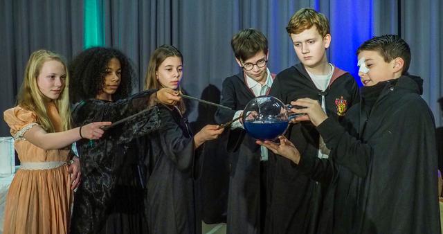 Aufregende Abenteuer und spektakuläre Experimente gab es bei der magischen Harry Potter-Show zu erleben.
Foto: Gohl 
