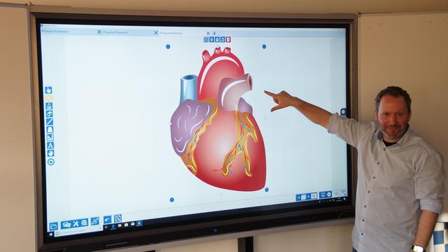 Raumverlegung? Kein Problem! Mit den neuen Smartboard kann man das Fach Biologie auch im Musikraum unterrichten.