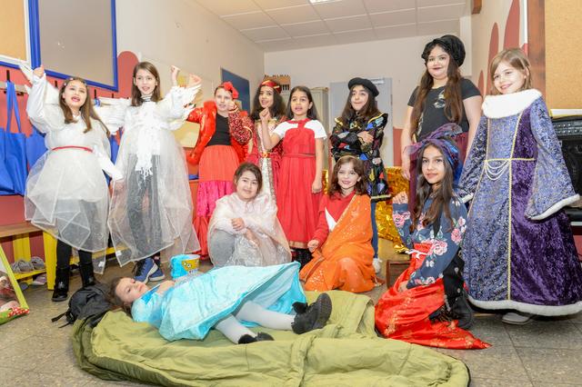 Die Mädchen des Projekts "KunstRaumStyrum" Theater präsentierten am Montag ihr Theaterstück in der Brüder Grimm Schule.