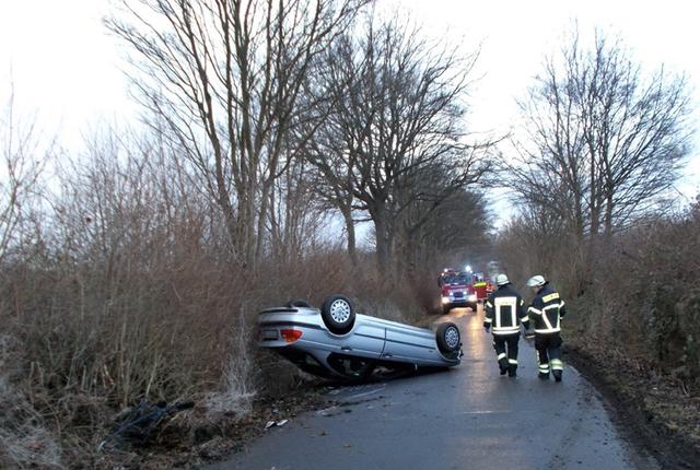 Die Frau versuchte zu bremsen, da überschlug sich der Wagen und landete schließlich auf dem Dach. Foto: Polizei 