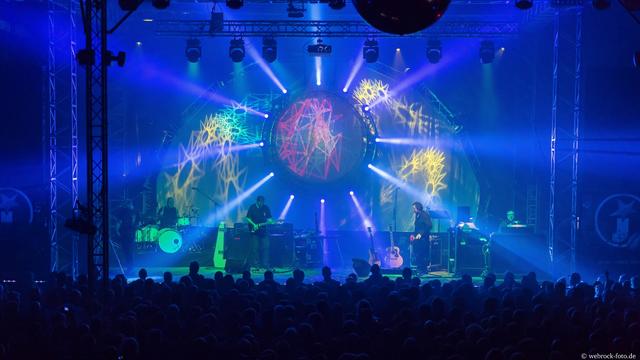 Mit der neuen “Echoes of the past”-Show verbindet die führende deutsche PinkFloyd-Tribute Band „Kings of Floyd“ absolut authentisch präsentierte Songs aus allen Pink Floyd-Phasen mit einer aufwendigen Sound- und Lightshow. Foto: Thomas M. Weber