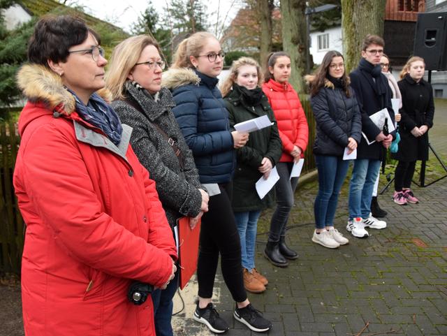 Sie bewegten die Teilnehmer/innen des Schwelmer Gedenkens sehr mit ihren Beiträgen: Die Schülerinnen und Schüler der Arbeitsgemeinschaft "Lokalgeschichte/Stolpersteine" des Märkischen Gymnasiums, hier mit ihren Lehrerinnen Gabriele Czarnetzki (Ltg.) und Anke Buetz.