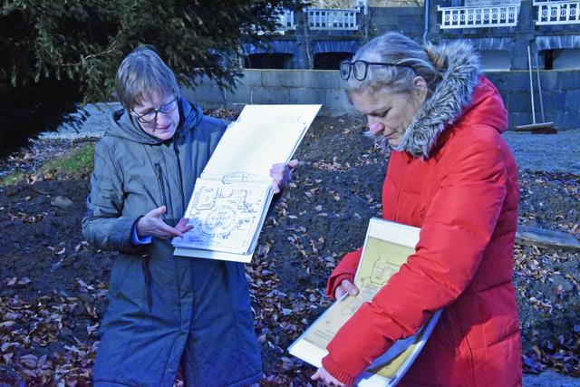 Auch anhand von Plänen versuchen Landschaftsarchitektin Susanne Weisser (l.) und Dr. Eva Cichy, Archäologin des Landschaftsverbands Westfalen-Lippe (LWL), herauszufinden, wie der Garten des Hohenhofs ursprünglich gestaltet war.
