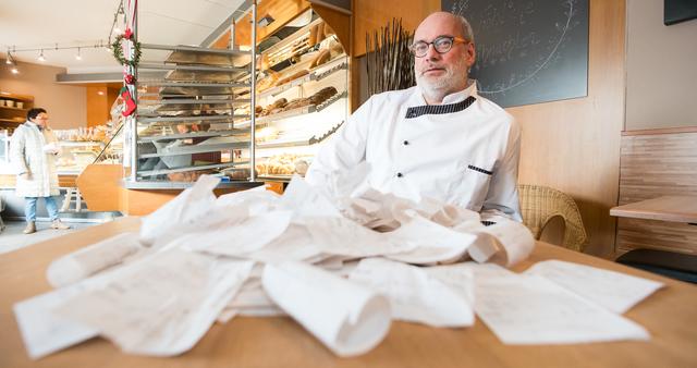 Er hat's getestet: Bäckermeister Thomas Potthast vor dem Kassenbon-Haufen, der an einem einzigen Tag zustande kommt. Ab dem 1. Januar 2020 muss laut Finanzministerium für jeden, auch noch so kleinen Kauf ein Bon ausgedruckt und dem Kunden in die Hand gedrückt werden.
