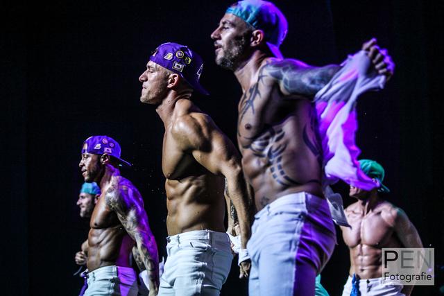 Mit Charme und Sexappeal wollen die SIXX PAXX ihre Zuschauerinnen in der Stadthalle Hagen verführen.