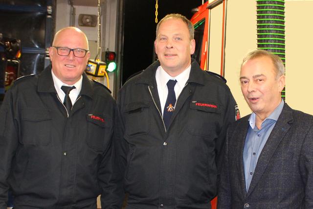 Foto © Jürgen Thoms - Aus der  Serie: Jahresdienstbesprechung der Jugendfeuerwehr Unna-Süd - der stellv. Wehrleiter Michael Hartmann, Stadtbrandinspektor Hendrik zur Weihen und Bürgermeister Werner Kolter 