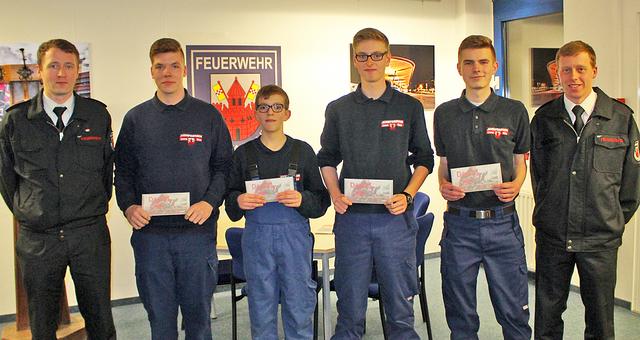 Foto © Jürgen Thoms - Aus der  Serie: Jahresdienstbesprechung der Jugendfeuerwehr Unna-Süd -  (links) Stadtjugendwart und Jugendwart Unna-Süd Patrick Schüssler mit den  Jugendlichen für regelmäßige Teilnahme an den Dienstabenden (rechts)  stellv. Jugendwart Unna-Süd Lukas Eckhoff
