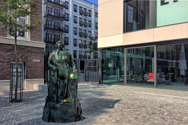 Die Bronze vor dem Café Ey.